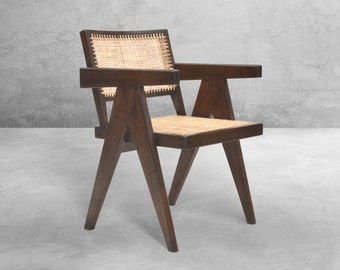 Cadeira de escritório estreita inspirada em Pierre Jeanneret - Madeira de teca reciclada com detalhes em rattan.