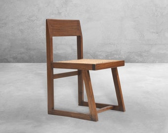 Cadeira Box sem braços, feita à mão, inspirada em Pierre Jeanneret, com madeira de teca reciclada e estrutura de rattan.