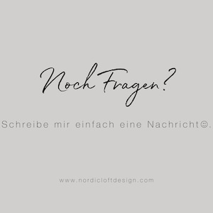 Puede incluir: Texto en blanco y negro sobre un fondo gris que dice "Noch Fragen?" y "Schreibe mir einfach eine Nachricht@."  Debajo del texto est&aacute; la direcci&oacute;n del sitio web "www.nordicloftdesign.com".