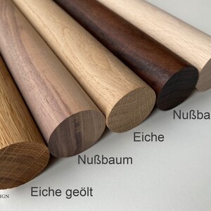 Puede incluir: Cinco tacos de madera en diferentes tipos de madera y acabados. De izquierda a derecha: roble, roble te&ntilde;ido, nogal, nogal te&ntilde;ido y haya.