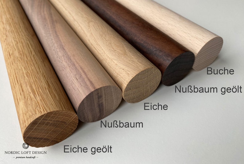 Puede incluir: Cinco tacos de madera en diferentes tipos de madera y acabados. De izquierda a derecha: roble, roble te&ntilde;ido, nogal, nogal te&ntilde;ido y haya.