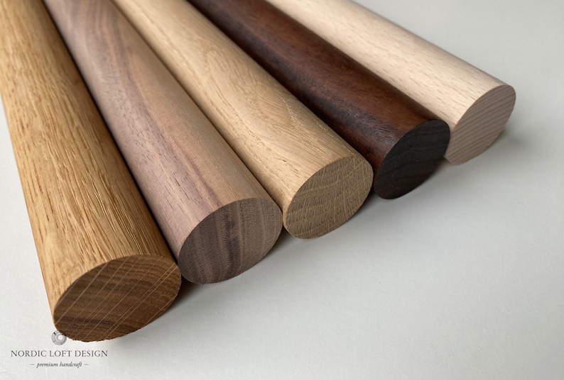 Puede incluir: Cinco clavijas de madera de diferentes tipos de madera, incluyendo roble, nogal y arce. Las clavijas est&aacute;n dispuestas en una fila de izquierda a derecha, con la clavija de roble a la izquierda y la clavija de arce a la derecha.