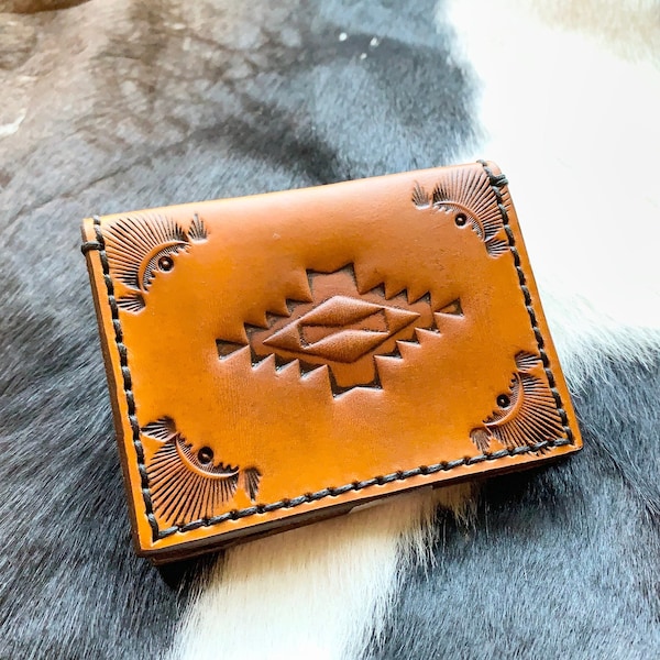 Crazyhorse leren miniportemonnee - inheemse symbolen - western-zuidwesten - tribal-sheridanstijl - uniseks - op bestelling gemaakt - geometrisch-minimalistische portemonnee