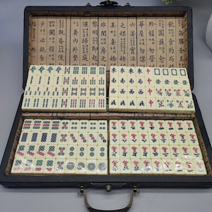 Un ensemble de mahjong chinois sculpté à la main, boîte de rangement dragon et phénix en laque, jeu amusant, précieux et rare image 3