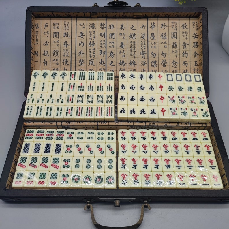 Un ensemble de mahjong chinois sculpté à la main, boîte de rangement dragon et phénix en laque, jeu amusant, précieux et rare image 3