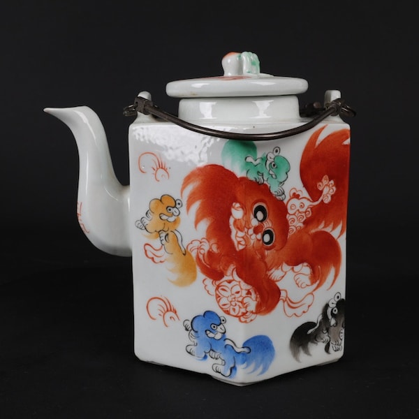 Handcarved porcelain teapot/wine pot with shrimp and lion patterns, precious and unique, with a unique design, worth collecting