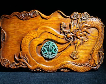 Des ornements en jade incrustés de motifs de dragon en bois de rose sculptés à la main, des ornements de table, des motifs exquis, collectés en Chine, peuvent être utilisés