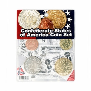 Puede incluir: Una bolsa de plástico que contiene un juego de monedas de los Estados Confederados de América. Las monedas son de color dorado, plateado y cobre. La bolsa también contiene varios billetes de papel con el texto "Estados Confederados de América" impreso en ellos.