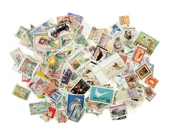 Puede incluir: Una colección de sellos postales antiguos de todo el mundo. Los sellos presentan una variedad de diseños, que incluyen animales, personas y paisajes. Algunos de los sellos son a color, mientras que otros son en blanco y negro.