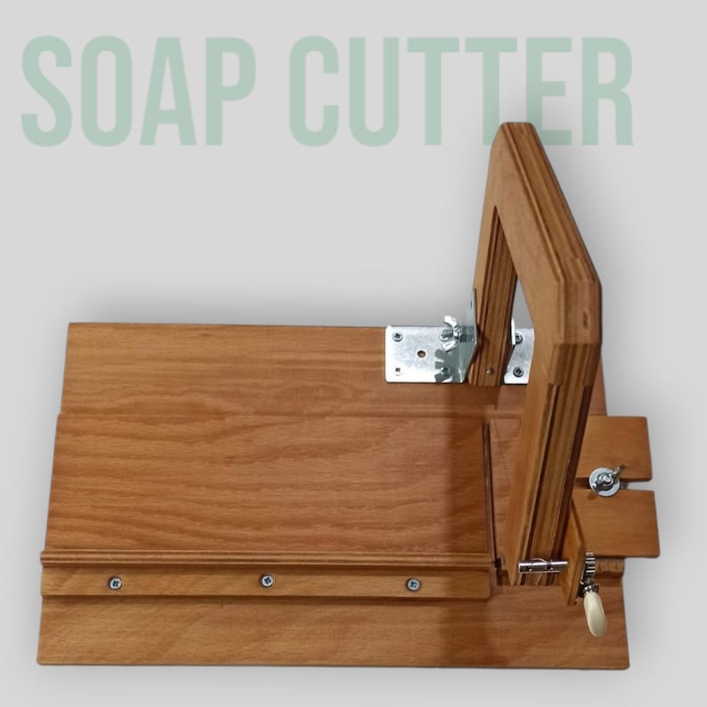 Pu&ograve; includere: Un tagliapanni per sapone in legno con una pinza di metallo e un manico in legno. Il tagliapanni &egrave; realizzato in legno marrone chiaro e ha una finitura liscia.