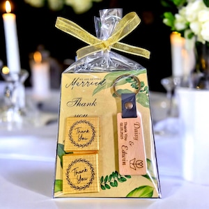 Personalisierte Buche Schlüsselanhänger Hochzeit Gastgeschenke, Laser gravierte Namen und Datum, Leder Schlüsselanhänger, Kraft-Karte, Schokolade, Babypartygeschenke