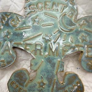 Medidor de água de Nova Orleans Flor de Lis - Cerâmica artesanal