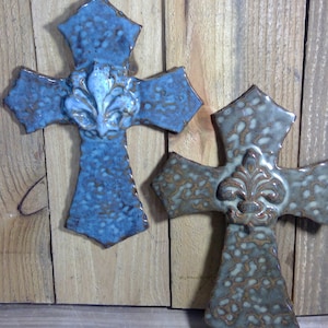 Keramisch fleur de lis-kruis handgemaakt aardewerk