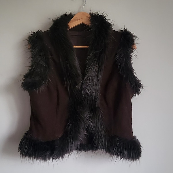 Gilet en laine marron chocolat des années 00 des années 70 avec garniture en fausse fourrure/gilet afghan