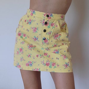 Minijupe en jean jaune fleuri taille haute 90&#39;s