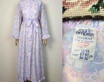 Camisón maxi vintage MARTIN EMPREX de los años 70 con estampado floral y volantes en tonos pastel, hecho en Inglaterra.