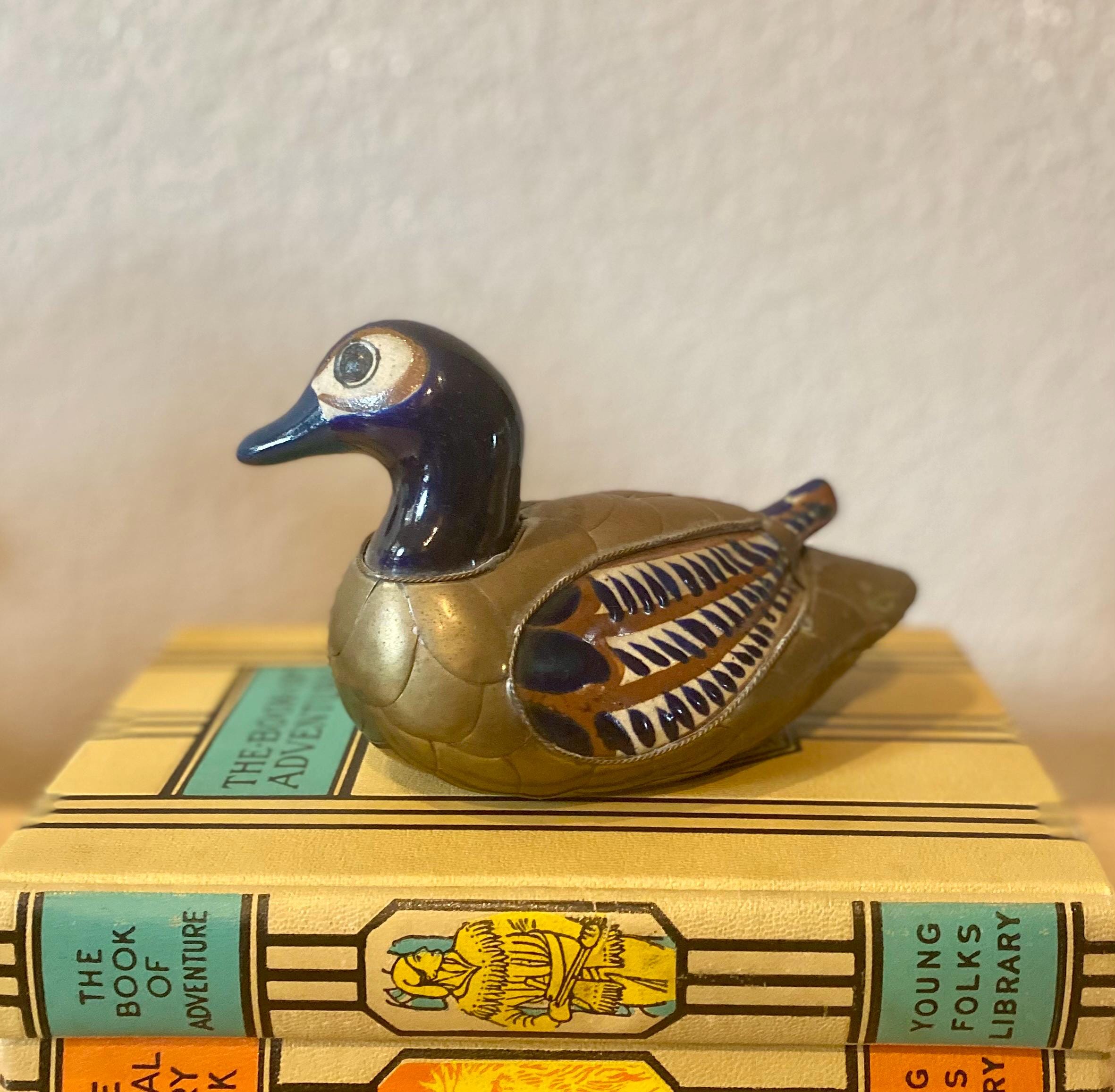 ヴィンテージ トナラ陶器の鳥の置物、真鍮のディテールが施された