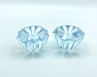以下が含まれることがあります： 波打つデザインの薄い青色のガラス製キャンドルホルダー2個