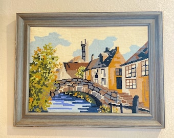 Vintage gerahmte Stickarbeit mit Steinbrücke und Cottages