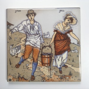 Pode incluir: Um azulejo vintage com uma ilustração colorida de Jack e Jill carregando baldes, com o texto "Jack" e "Jill" no topo do azulejo.