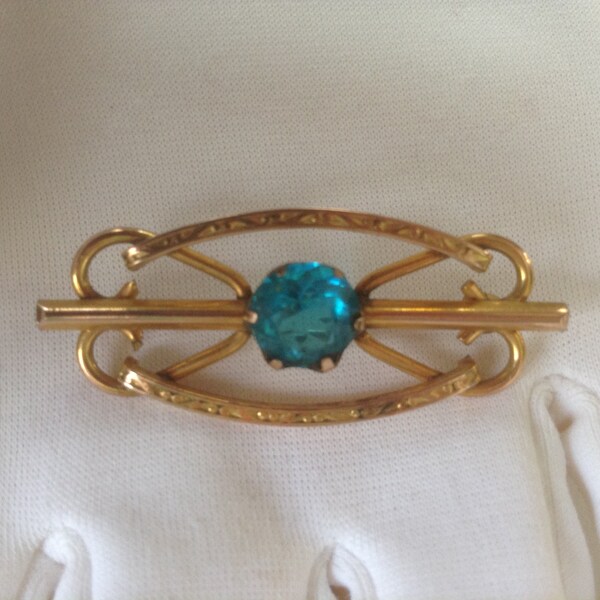 A vintage aquamarine bar brooch