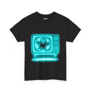 Può includere: Maglietta nera con una grafica di un fantasma in un televisore vintage. Il fantasma e il televisore brillano di blu.