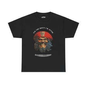 Può includere: T-shirt nera con una grafica bianca di un pirata con un cappello rosso e il testo "Tis the booty I'm after" e "AAAAARRRRGGGGGNNNNHH!"