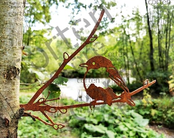 Oiseau rouillé en métal. Oiseau rouillé sur une branche. Art rouillé de jardin. Acier Corten. Art du métal. Art des oiseaux de cour. Ornement de jardin. Décor d'oiseaux