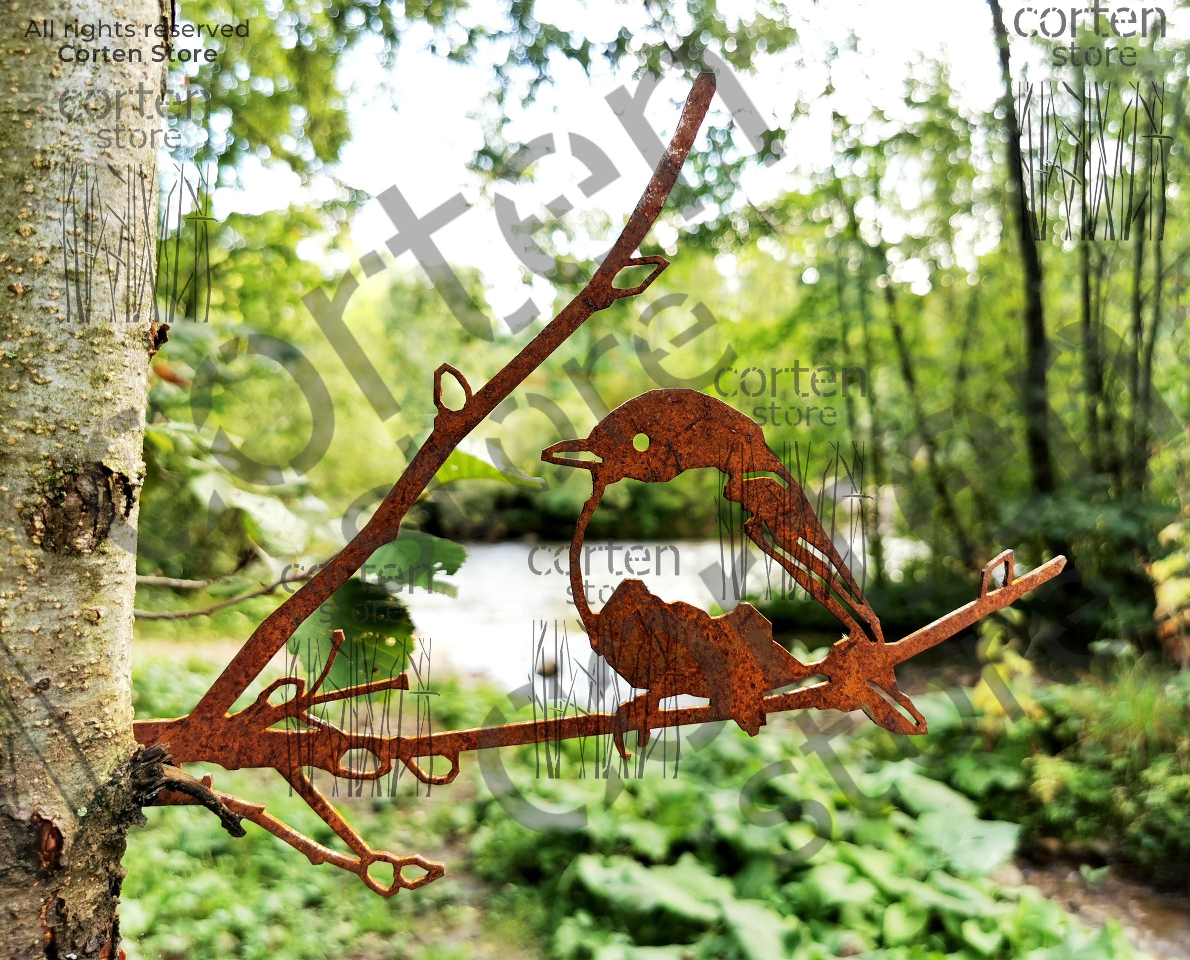 Pique d'arbre en métal rouillé représentant des oiseaux