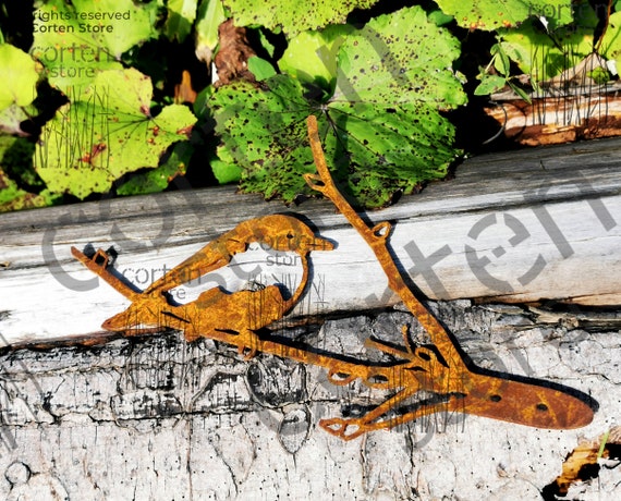 Oiseau rouillé en métal. Oiseau rouillé sur une branche. Art rouillé de  jardin. Acier Corten. Art du métal. Art des oiseaux de cour. Ornement de  jardin. Décor d'oiseaux -  France