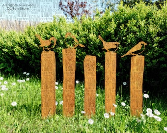 Rostige Spatzen auf dem Zaun – Metallvögel, Zaunaufsätze – Metallkunst für Außen – rostige Vögel – Corten-Kunst – rostige Gartendeko