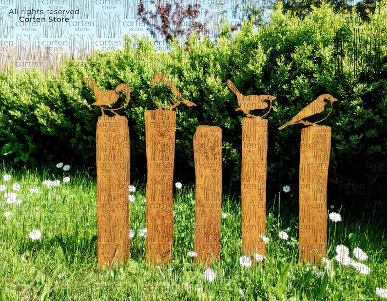 Rostige Spatzen auf dem Zaun Metallvögel, Zaunaufsätze Metallkunst für Außen rostige Vögel Corten-Kunst rostige Gartendeko Bild 1