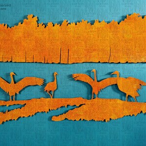 K&ouml;nnte beinhalten: F&uuml;nf ausgeschnittene Silhouetten von Kranichen in leuchtend orangefarbener Farbe vor einem blaugr&uuml;nen Hintergrund. Die Kraniche stehen auf einem d&uuml;nnen orangen Streifen. Der Hintergrund ist mit einem sich wiederholenden Muster des Wortes "corten store" bedeckt.