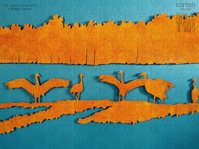 K&ouml;nnte beinhalten: F&uuml;nf ausgeschnittene Silhouetten von Kranichen in leuchtend orangefarbener Farbe vor einem blaugr&uuml;nen Hintergrund. Die Kraniche stehen auf einem d&uuml;nnen orangen Streifen. Der Hintergrund ist mit einem sich wiederholenden Muster des Wortes "corten store" bedeckt.