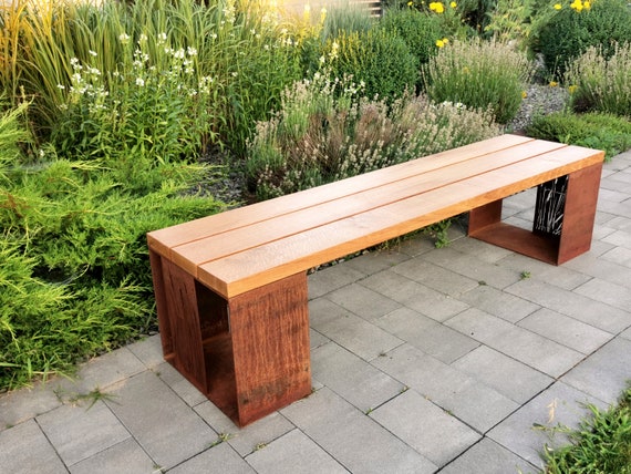 Banc extérieur de jardin. Banc de jardin moderne. Banc en bois