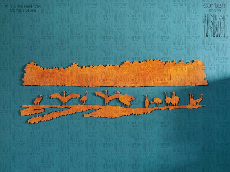 K&ouml;nnte beinhalten: Ein Wandbild aus Holz, das eine Reihe von V&ouml;geln darstellt, die &uuml;ber einem Feld mit hohem Gras fliegen. Die V&ouml;gel sind aus Holz ausgeschnitten und in einem warmen Orangeton bemalt. Das Gras ist ebenfalls aus Holz ausgeschnitten und in einem warmen Orangeton bemalt. Der Hintergrund ist in einem blaugr&uuml;nen Farbton gehalten.