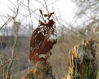 Sylwetka sowy Corten. Sztuka ogrodowa. Metalowe dekoracje ogrodowe. Sylwetka ptaka zardzewiałego. Miłośnik ogrodu. Sowa siedzia na pniu
