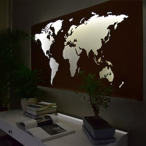 Mappa del mondo illuminata in corten. Grande mappa del mondo in metallo. Arte murale in metallo. Decorazione murale con luci a LED. Mappa con LED.