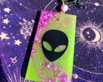 Trippy Alien Key Chain - Stoner Birthday Gift Glitter Resin Keychain - Goth Spooky Halloween Bag Charm with Oil Slick Lobster Clasp Nu Goth