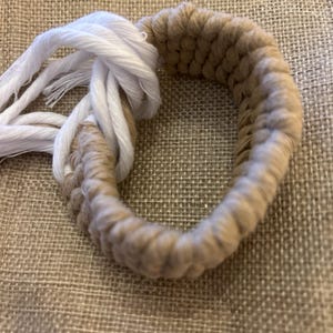 03. オーバーサイズ ブラッチャーレ tessuto a mano/ cotone/ ベージュ e bianco/ boho/ gioiello tessile/ edizione limitata/ イタリア製