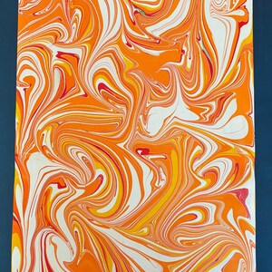 Marmorerad läderpanel, marmorerat läder, fullnarvsläder, färgglatt läder, läderpaneler, pappersmarmorering, vattenmarmorering, dekoration, tie-dye Orange/White/Red