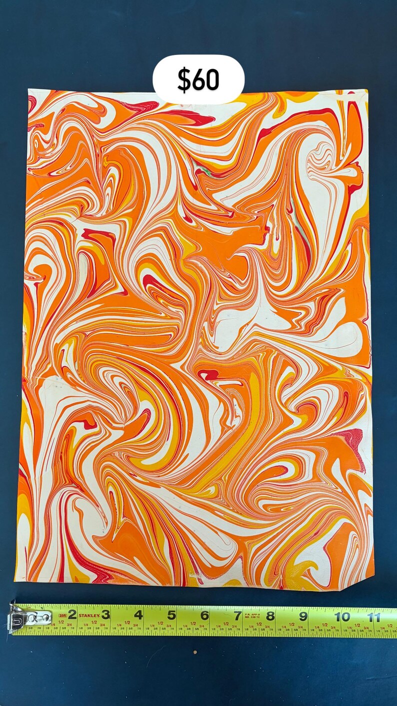 Marmorerad läderpanel, marmorerat läder, fullnarvsläder, färgglatt läder, läderpaneler, pappersmarmorering, vattenmarmorering, dekoration, tie-dye Orange/White/Red