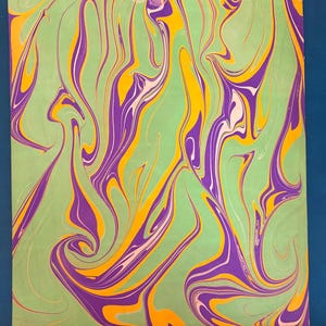 Marmorerad läderpanel, marmorerat läder, fullnarvsläder, färgglatt läder, läderpaneler, pappersmarmorering, vattenmarmorering, dekoration, tie-dye Green/Purple/Yellow