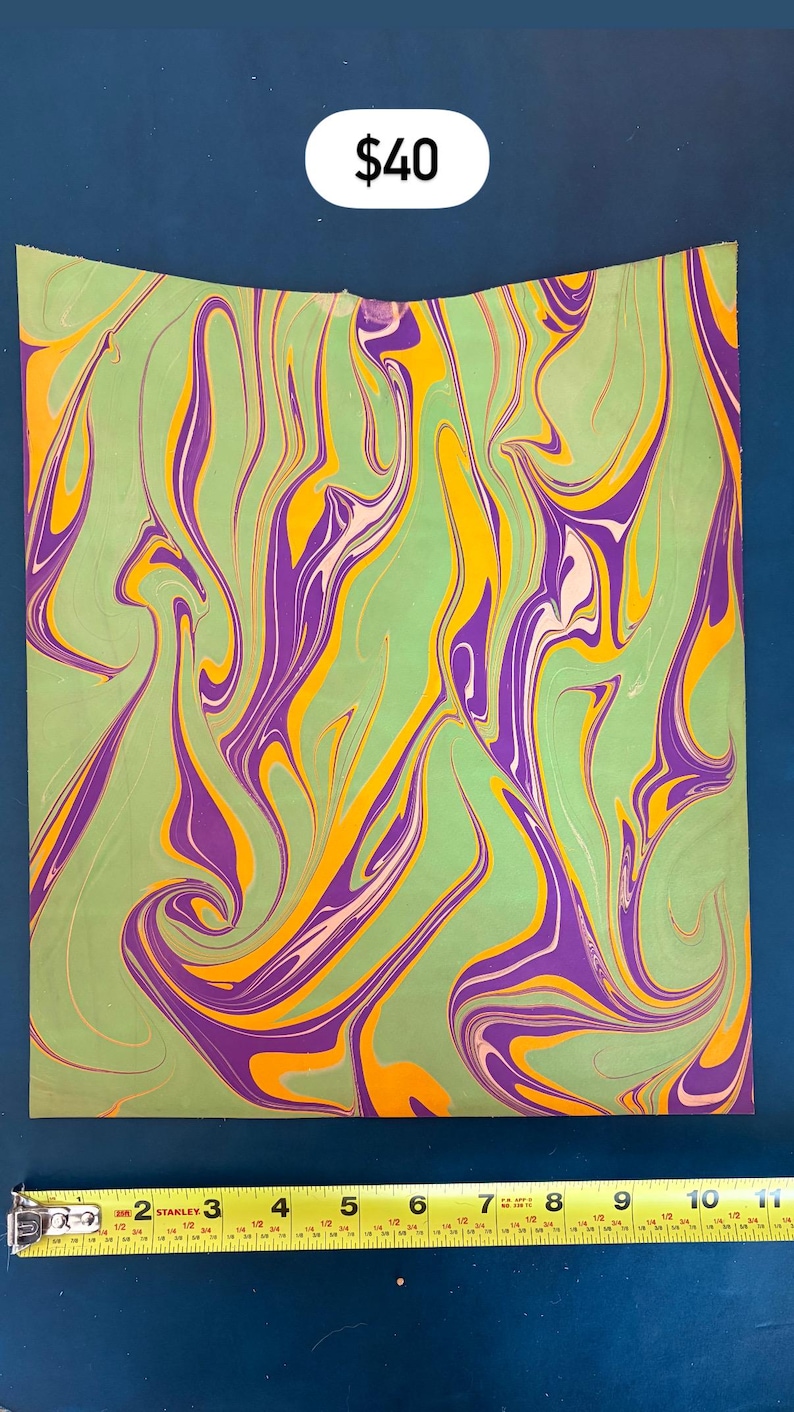 Marmorerad läderpanel, marmorerat läder, fullnarvsläder, färgglatt läder, läderpaneler, pappersmarmorering, vattenmarmorering, dekoration, tie-dye Green/Purple/Yellow