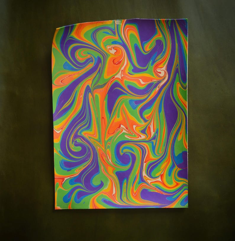 Marmorerad läderpanel, marmorerat läder, fullnarvsläder, färgglatt läder, läderpaneler, pappersmarmorering, vattenmarmorering, dekoration, tie-dye bild 1