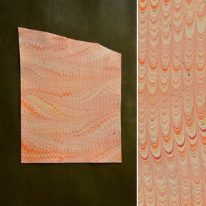 Marmorerad läderpanel, marmorerat läder, fullnarvsläder, färgglatt läder, läderpaneler, pappersmarmorering, vattenmarmorering, dekoration, tie-dye Orange/White
