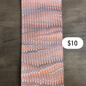 Marmorerad läderpanel, marmorerat läder, fullnarvsläder, färgglatt läder, läderpaneler, pappersmarmorering, vattenmarmorering, dekoration, tie-dye Black/Orange/White