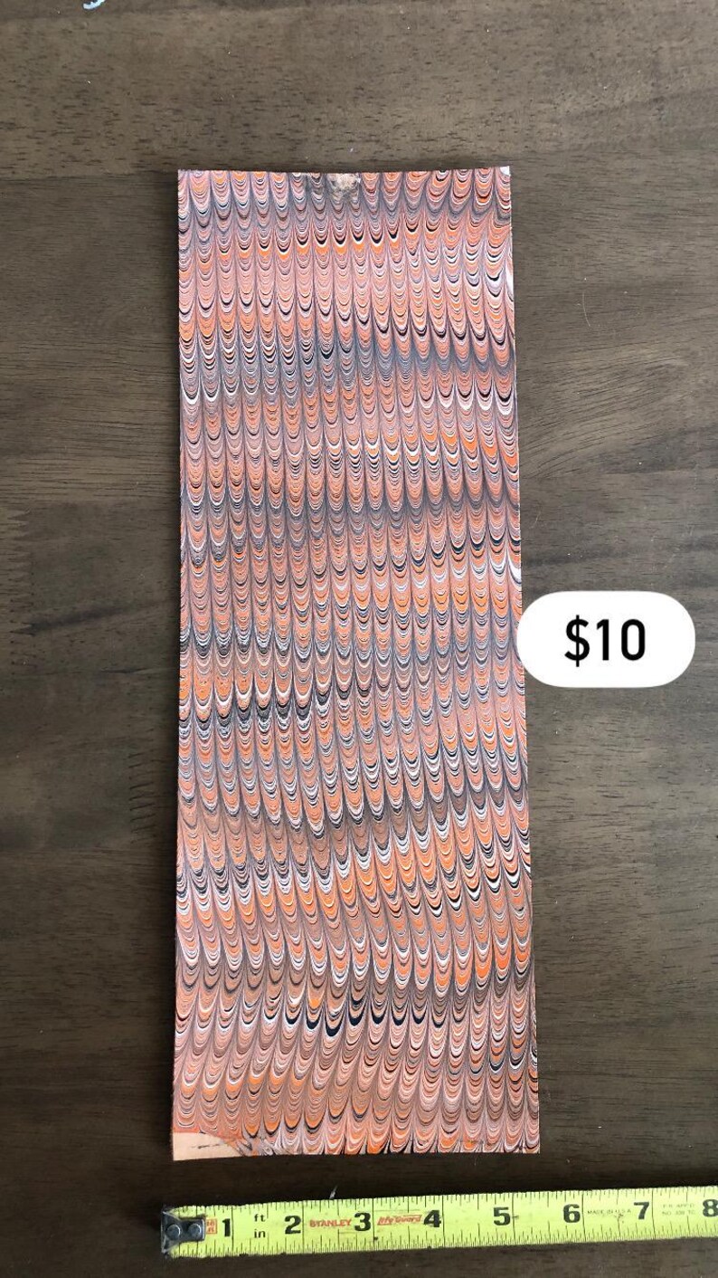 Marmorerad läderpanel, marmorerat läder, fullnarvsläder, färgglatt läder, läderpaneler, pappersmarmorering, vattenmarmorering, dekoration, tie-dye Black/Orange/White