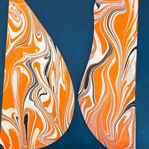 Marmorerad läderpanel, marmorerat läder, fullnarvsläder, färgglatt läder, läderpaneler, pappersmarmorering, vattenmarmorering, dekoration, tie-dye Black/Orange