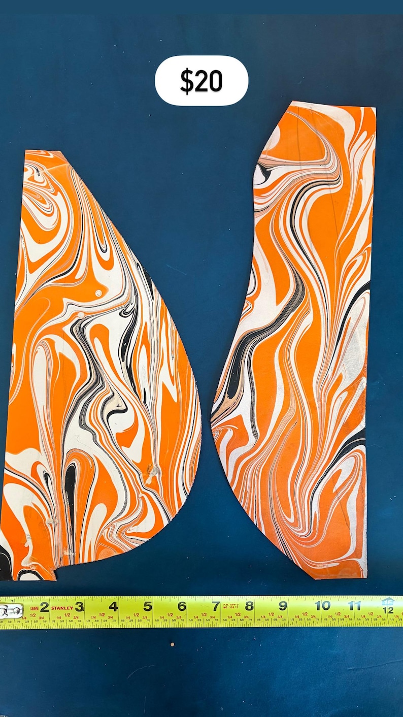 Marmorerad läderpanel, marmorerat läder, fullnarvsläder, färgglatt läder, läderpaneler, pappersmarmorering, vattenmarmorering, dekoration, tie-dye Black/Orange
